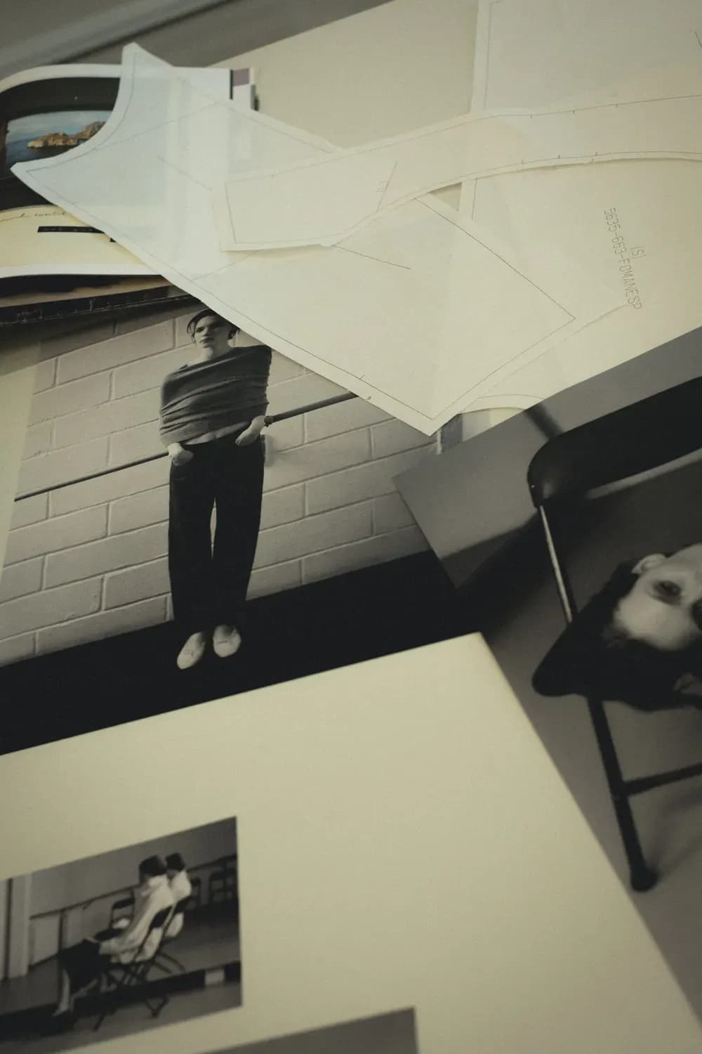 Des photographies imprimées et des morceaux de patrons de vêtements disposés sur une surface, présentant des images et des éléments de design liés à la mode.