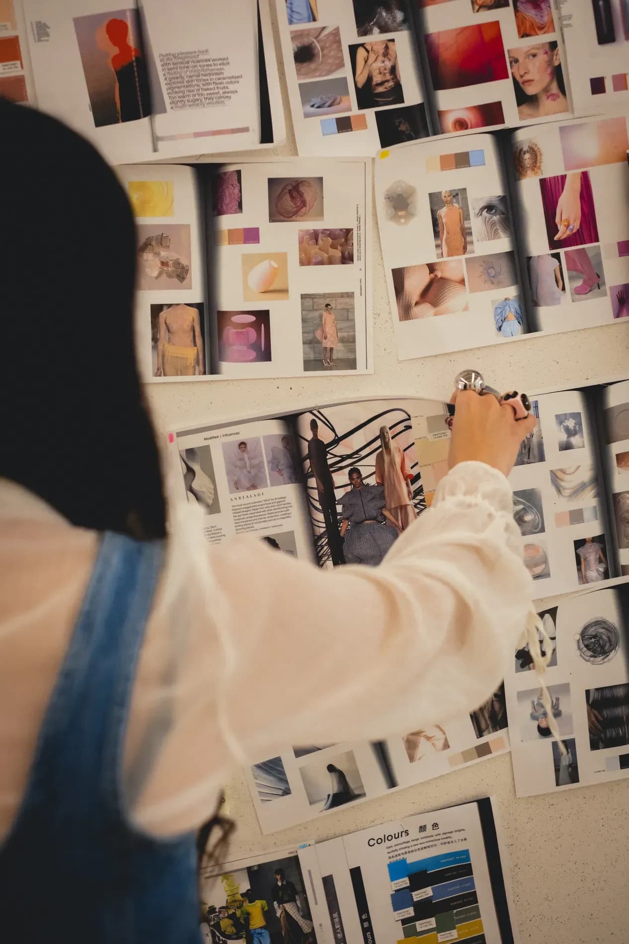 Nos équipes dans les magasins, les centres logistiques et les bureaux travaillent ensemble tous les jours pour rendre notre marque vraiment unique. Leur énergie, leur talent et leur professionnalisme font partie intégrante de Stradivarius.